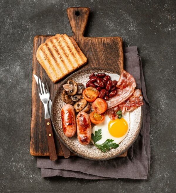 English Breakfast (Toast, sausage, bake beans, Tomatoes, Eggs)